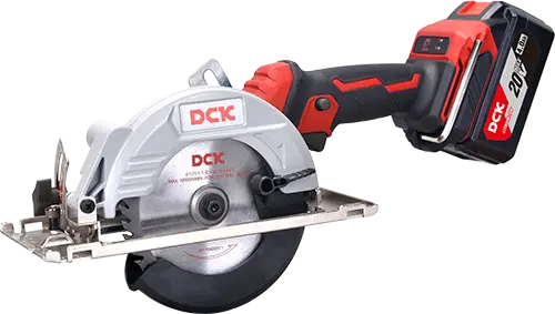 SIERRA CIRCULAR INALÁMBRICA 800W DISCO DE CORTE 125MM MAX. DE CORTE 0°-45MM/45°-33MM PESO 1.8KG MOTOR BRUSHLESS INCLUYE CORREA DE SUSPENCION, PLACA DE FIJACION NO INCLUYE BATERIA